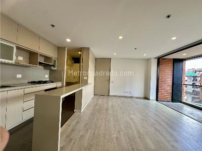 Apartamento de 3 alcobas en venta en Padre Marianito, Medellín, 90 m² · foto 2 de 11