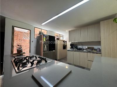 Casa de 4 alcobas en venta en Poblado Las Santas, Medellín, 330 m² · foto 2 de 14