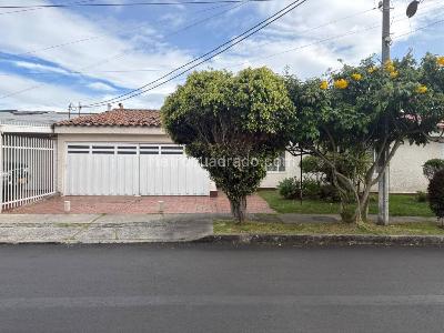 Casa de 3 alcobas en venta en Malibu Niza, Bogotá, 322 m² · foto 1 de 20