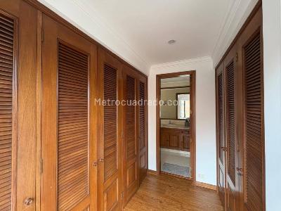 Apartamento de 3 alcobas en arriendo en Los Rosales, Bogotá, 240 m² · foto 16 de 20