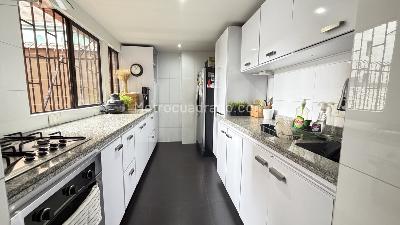 Apartamento de 3 alcobas en venta en Chico, Bogotá, 133 m² · foto 4 de 12
