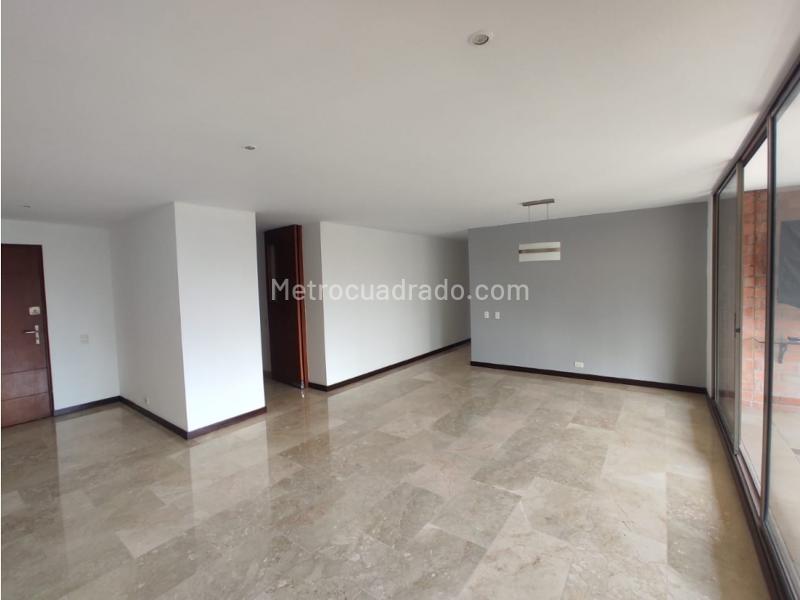 Modern 3BR Apartment with Amenities in Los Balsos