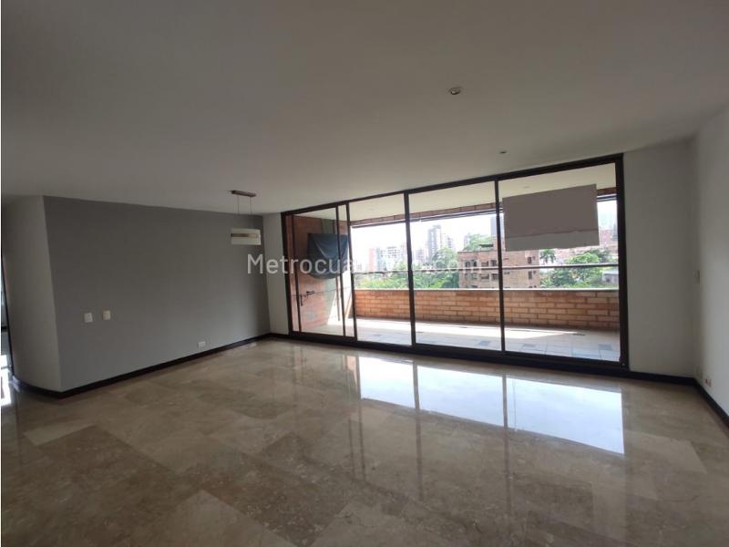 Modern 3BR Apartment with Amenities in Los Balsos - 2