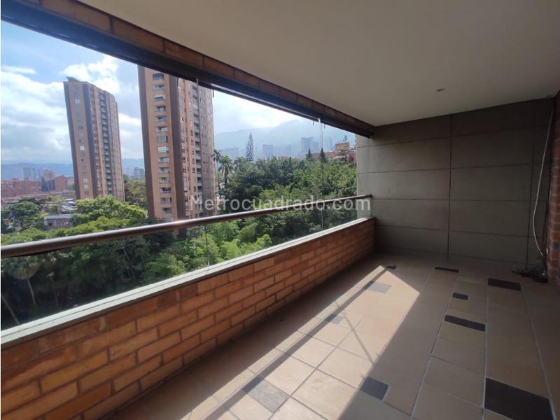 Modern 3BR Apartment with Amenities in Los Balsos - 3