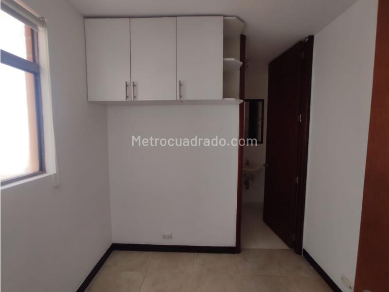 Modern 3BR Apartment with Amenities in Los Balsos - 9