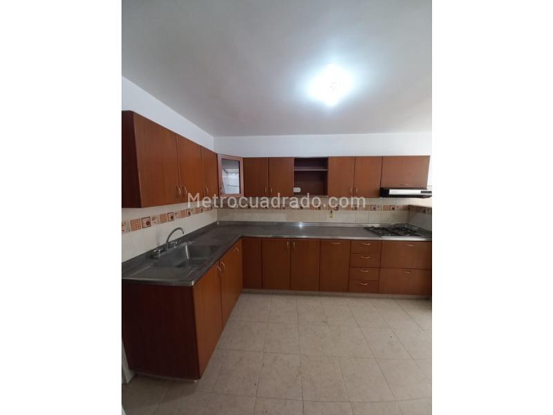 Spacious 4BR House with Parking in Simon Bolivar