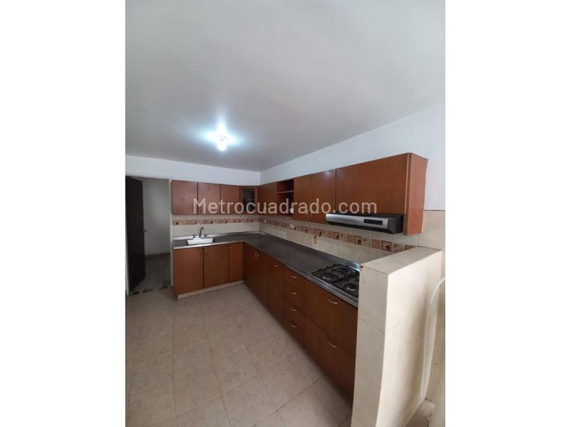 Spacious 4BR House with Parking in Simon Bolivar - 2