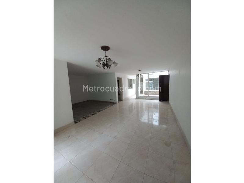Spacious 4BR House with Parking in Simon Bolivar - 3