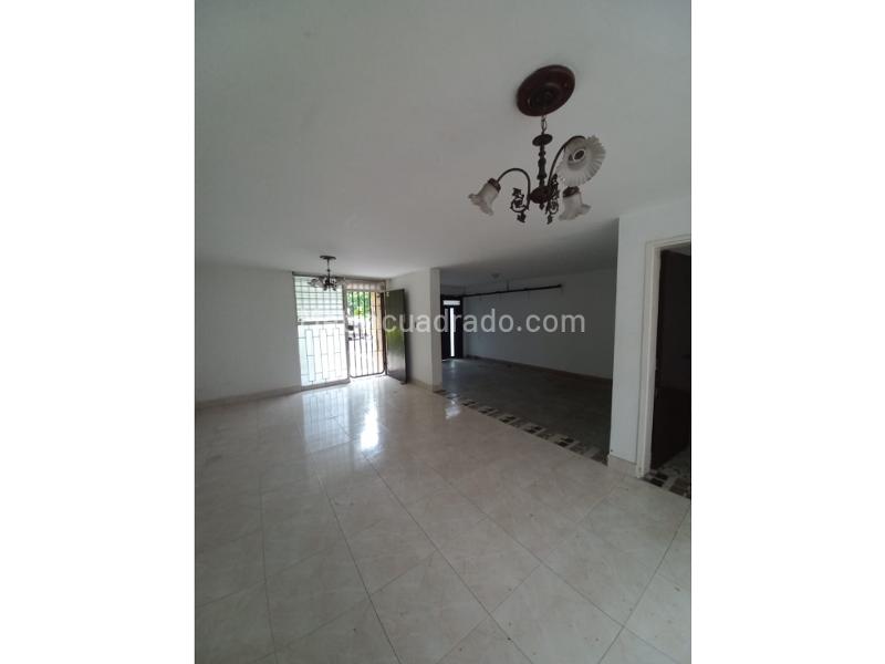 Spacious 4BR House with Parking in Simon Bolivar - 5