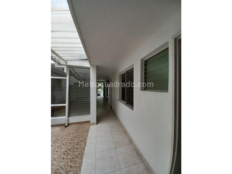 Spacious 4BR House with Parking in Simon Bolivar - 8