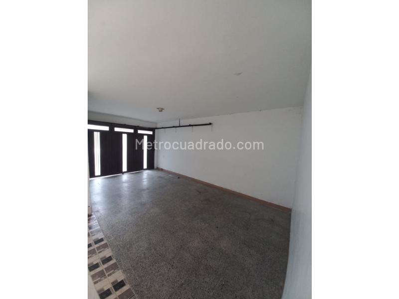 Spacious 4BR House with Parking in Simon Bolivar - 9