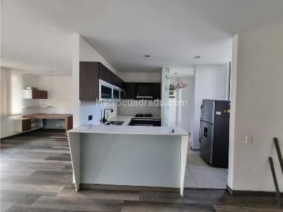 Apartamento de 2 alcobas en arriendo en Castropol, Medellín, 80 m² · foto 3 de 15