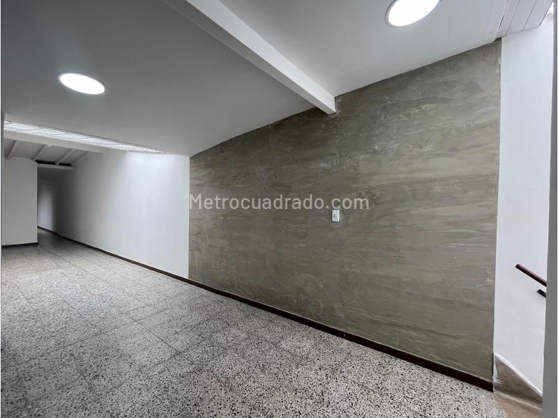 Casa Comercial con Espacios Amplios en San Joaquín