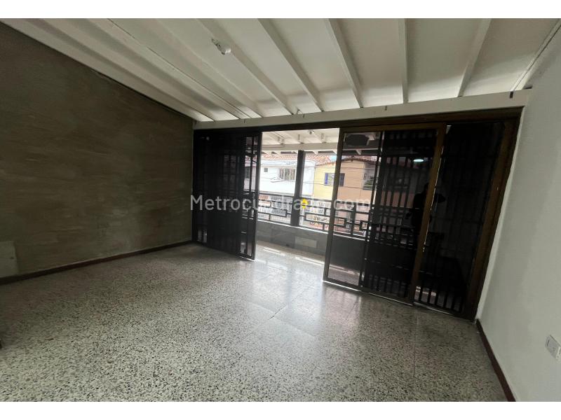 Casa Comercial con Espacios Amplios en San Joaquín - 2