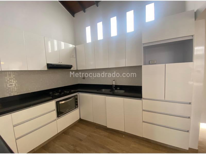 Charming 4BR House in Los Colores - 2