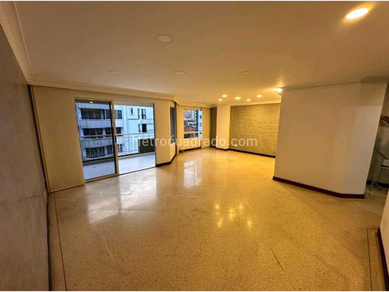 Apartamento Amplio de 4 Alcobas con Amenidades en Laureles