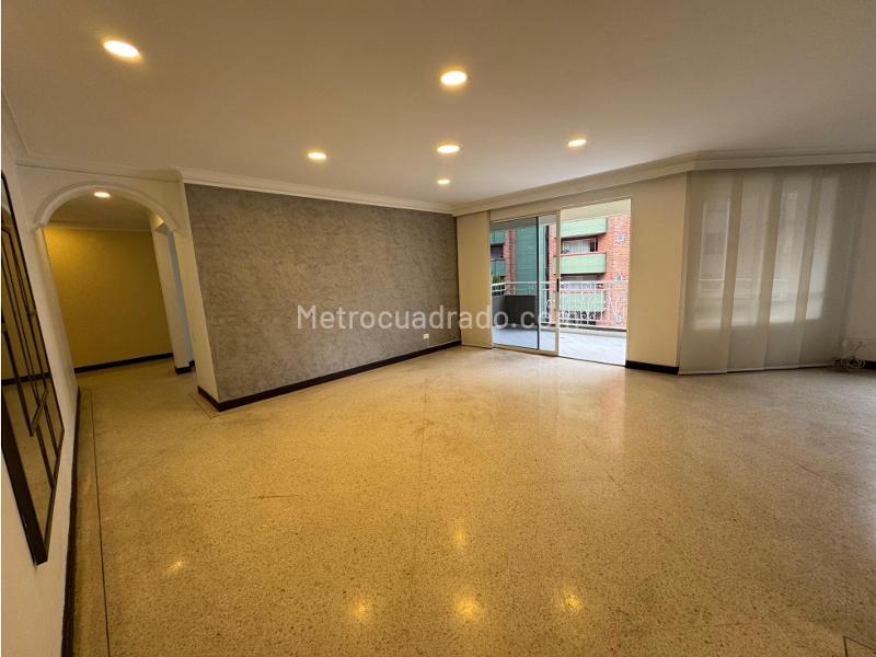 Apartamento Amplio de 4 Alcobas con Amenidades en Laureles - 2