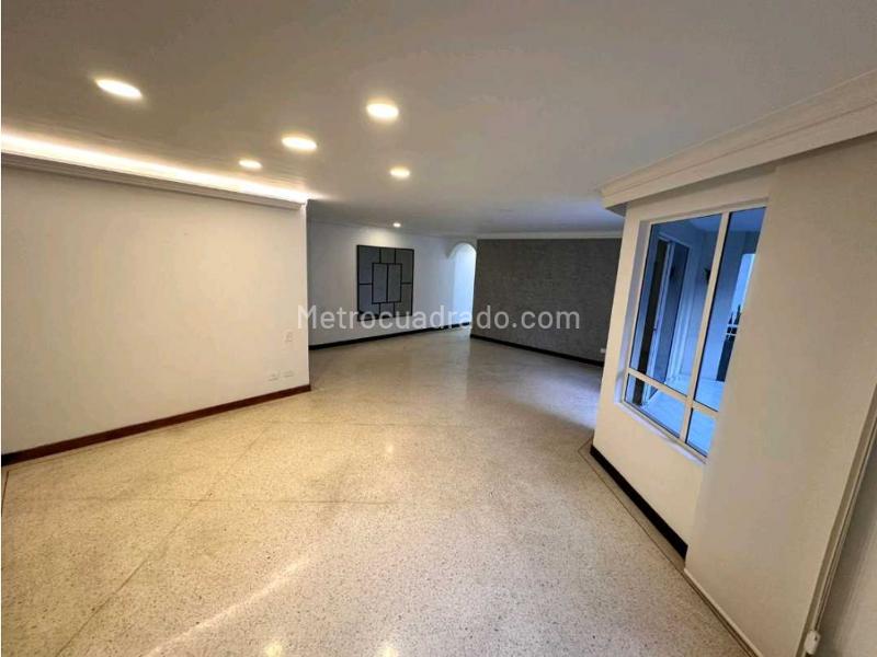 Apartamento Amplio de 4 Alcobas con Amenidades en Laureles - 3