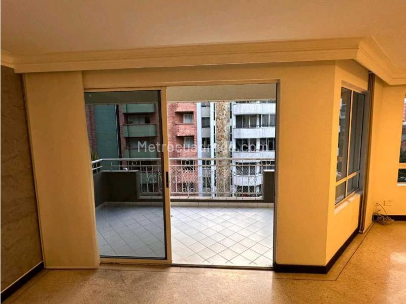 Apartamento Amplio de 4 Alcobas con Amenidades en Laureles - 4