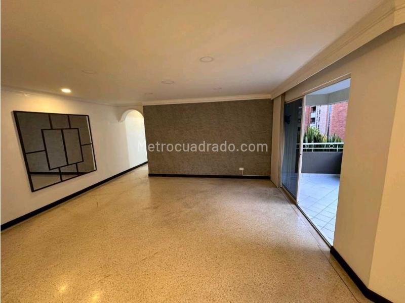 Apartamento Amplio de 4 Alcobas con Amenidades en Laureles - 6