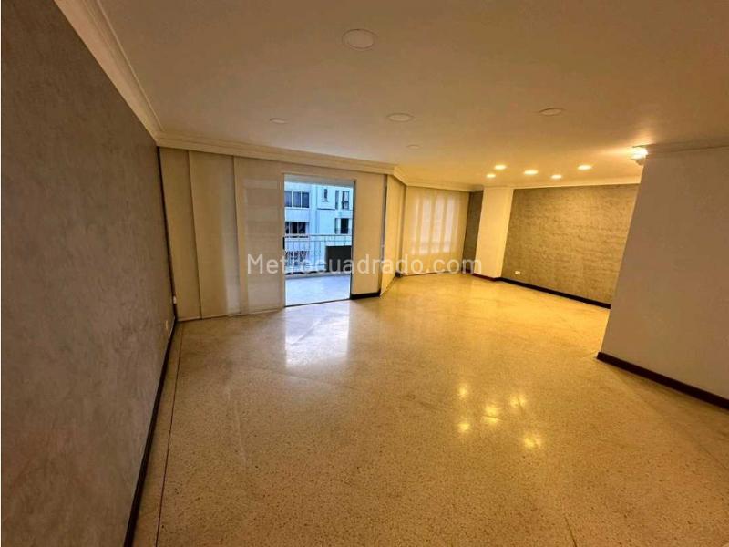 Apartamento Amplio de 4 Alcobas con Amenidades en Laureles - 7