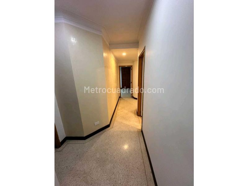 Apartamento Amplio de 4 Alcobas con Amenidades en Laureles - 8