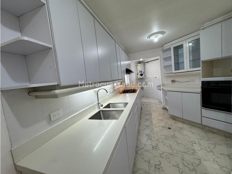 Apartamento Amplio de 4 Alcobas con Amenidades en Laureles - 9