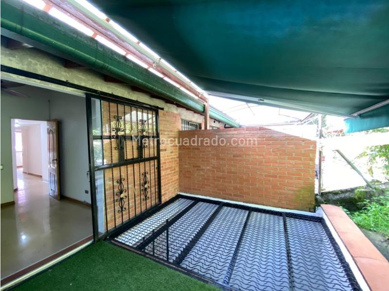 Spacious 4BR House with Amenities in Calasanz - 5