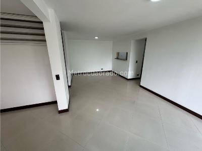 Apartamento en venta en Loma De Los Bernal, Medellín · foto 2 de 16