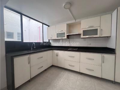 Casa de 2 alcobas en venta en Conquistadores, Medellín, 180 m² · foto 2 de 9