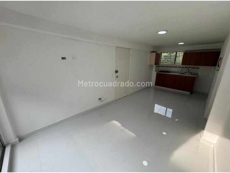 3BR Apartment in Calasanz with Balcony & Gas Network
