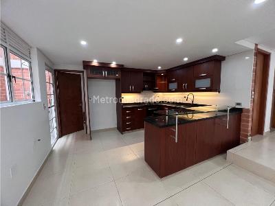 Casa de 4 alcobas en venta en Sabaneta, Sabaneta, 260 m² · foto 2 de 20