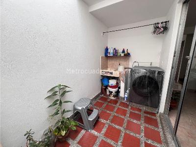 Casa de 3 alcobas en venta en Robledo, Medellín, 80 m² · foto 2 de 12