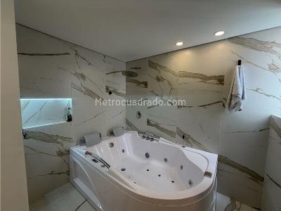 Apartamento de 2 alcobas en venta en El Poblado, Medellín, 137 m² · foto 17 de 20