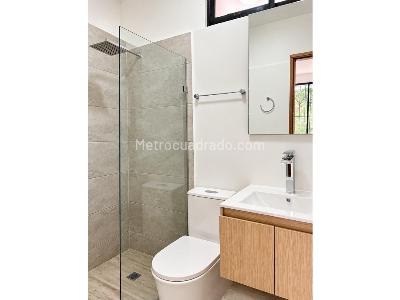 Casa de 5 alcobas en arriendo en La Castellana, Medellín, 180 m² · foto 5 de 16