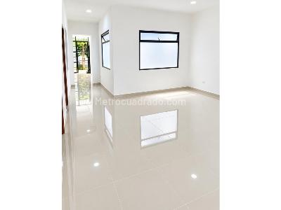 Casa de 5 alcobas en arriendo en La Castellana, Medellín, 180 m² · foto 12 de 16