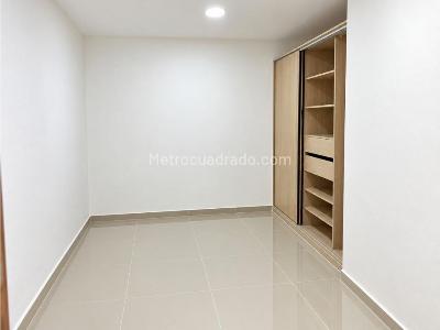 Casa de 5 alcobas en arriendo en La Castellana, Medellín, 180 m² · foto 13 de 16