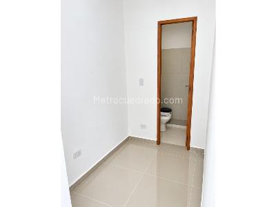 Casa de 5 alcobas en arriendo en La Castellana, Medellín, 180 m² · foto 15 de 16