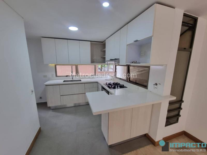 Apartamento Amplio de 2 Alcobas con Balcones en El Poblado - 3