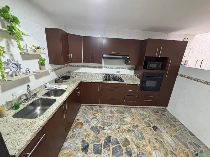 Large 5BR House with Patio in Estadio Norte - 2