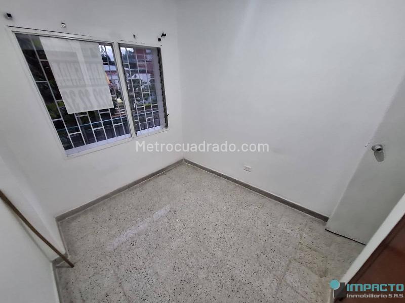 Spacious 2BR Apartment in Calasanz - 8