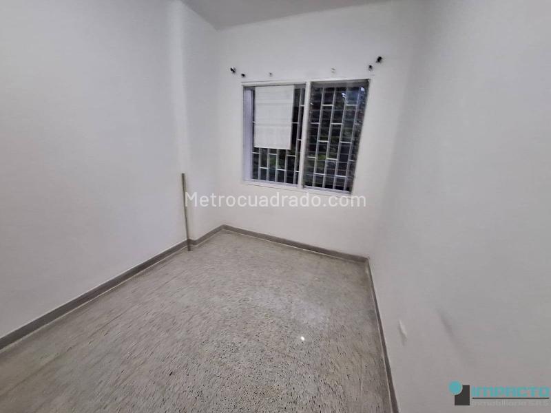 Spacious 2BR Apartment in Calasanz - 9