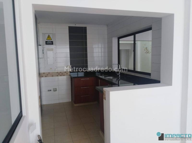 Casa amplia de 5 Alcobas y 5 Baños en Laureles La Castellana - 2
