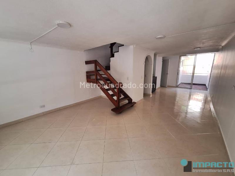 Spacious 4BR House with Terrace in Calasanz Ferrini - 4