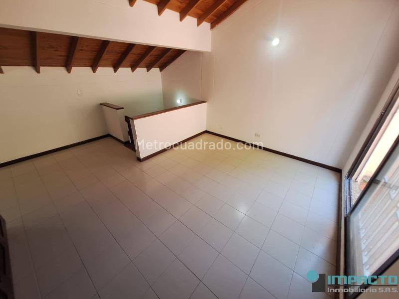 Spacious 4BR House with Terrace in Calasanz Ferrini - 8