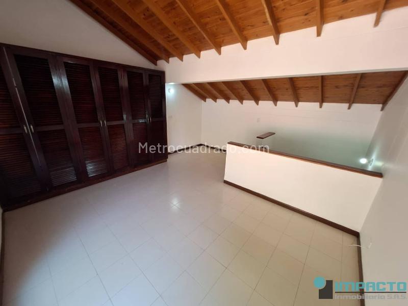 Spacious 4BR House with Terrace in Calasanz Ferrini - 9