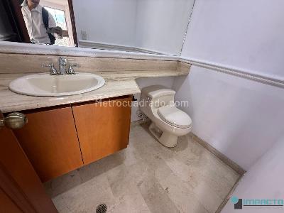 Casa de 4 alcobas en arriendo en El Poblado El Tesoro, Medellín, 350 m² · foto 13 de 20