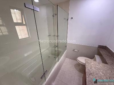 Casa de 4 alcobas en arriendo en El Poblado El Tesoro, Medellín, 350 m² · foto 14 de 20