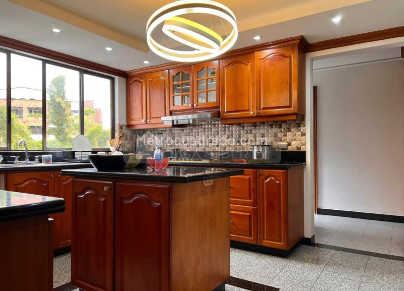 Elegant 4BR Apartment with Private Elevator in Loma De Los Parra - 9