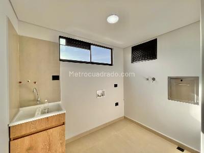 Apartamento de 3 alcobas en venta en El Tesoro, Medellín, 230 m² · foto 16 de 17